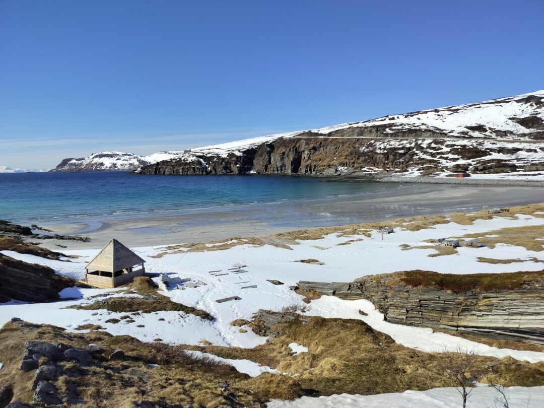 Fjord a pláž Sandvika na severe Nórska