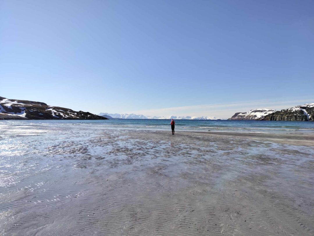 Ženy pri fjorde na pláži Sandvika v severnom Nórsku