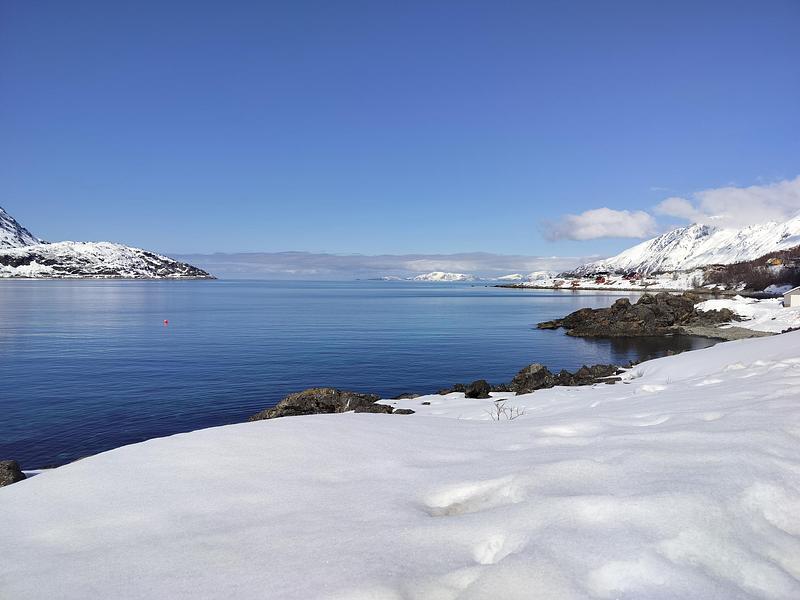 Fjord za severným polárnym kruhom na severe Nórska